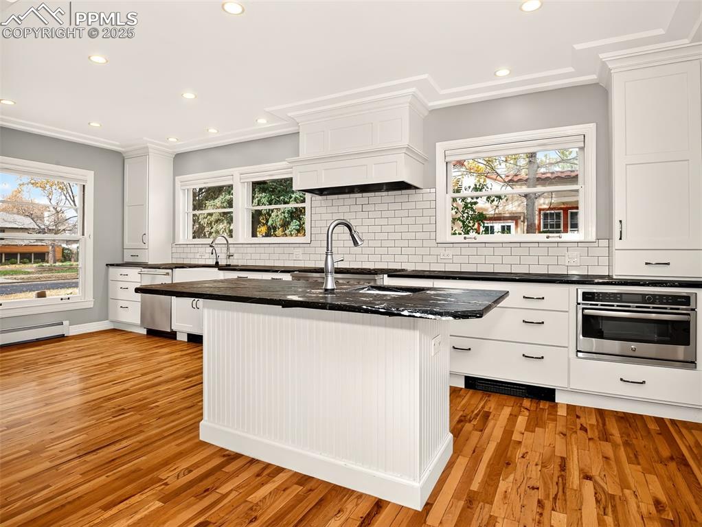 Image 18 of 50: Kitchen