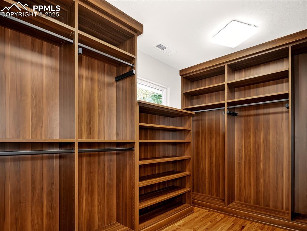 Image 40 of 50: Primary bedroom