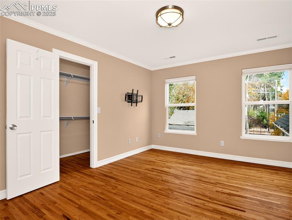 Image 42 of 50: Bedroom