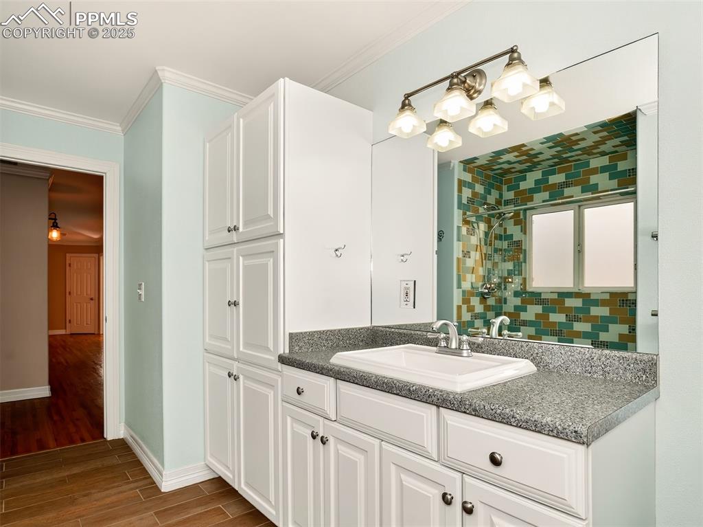 Image 43 of 50: Bathroom