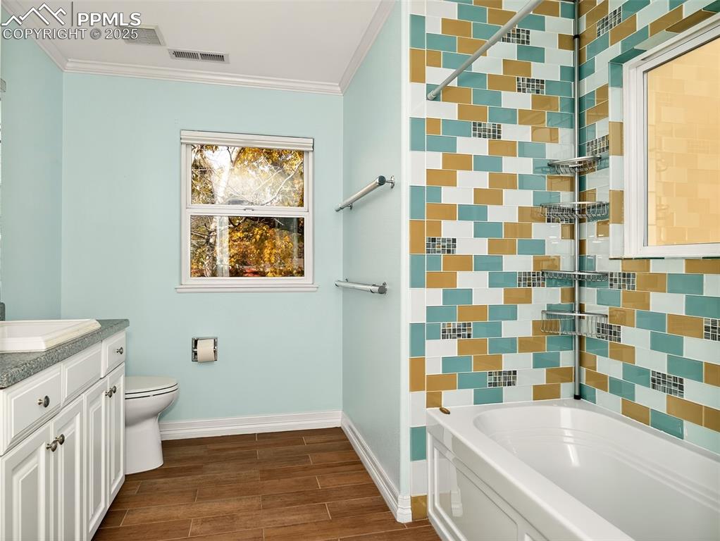 Image 44 of 50: Bathroom