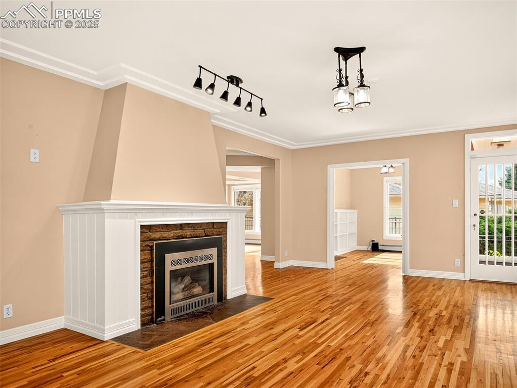 Image 8 of 50: Dining Room