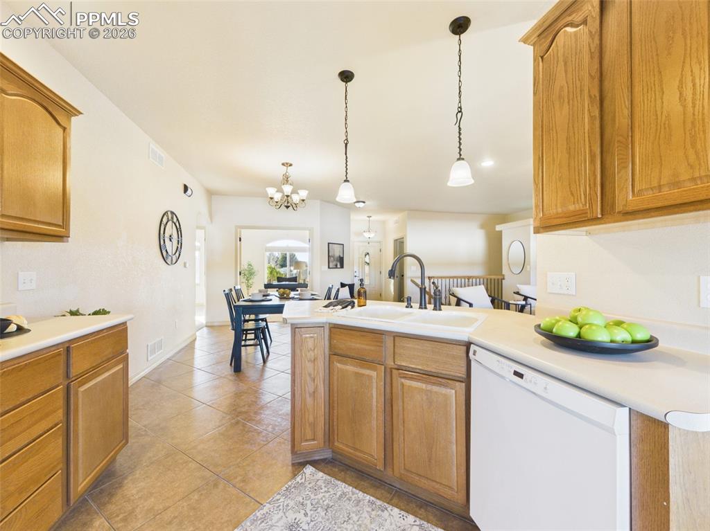 Image 16 of 50: Kitchen