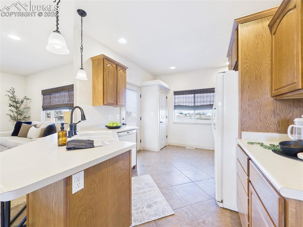 Image 18 of 50: Kitchen