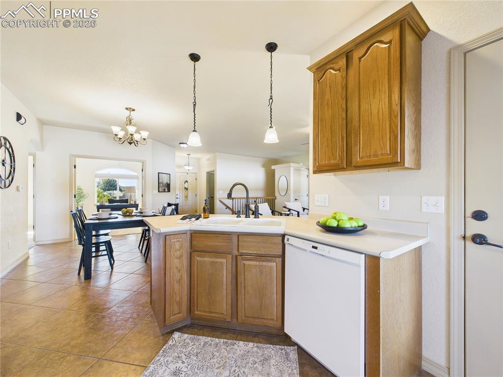 Image 19 of 50: Kitchen