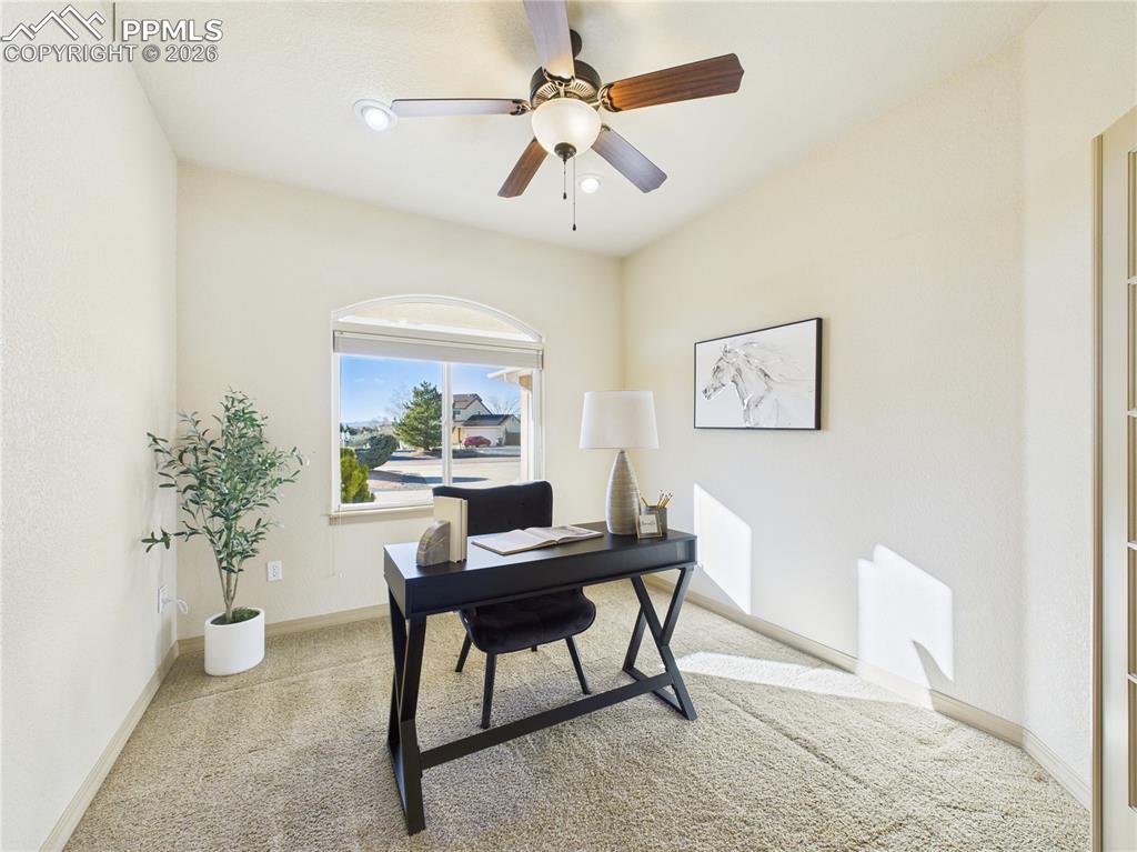 Image 21 of 50: Office