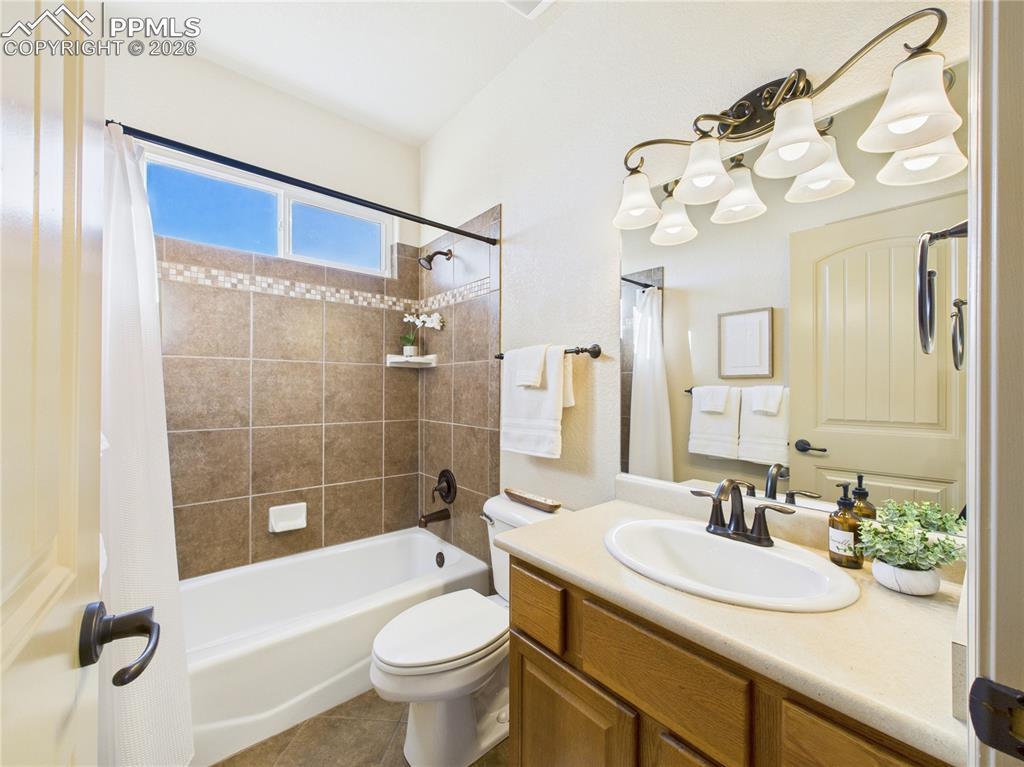 Image 25 of 50: Bathroom