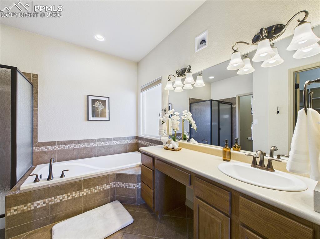 Image 30 of 50: Bathroom