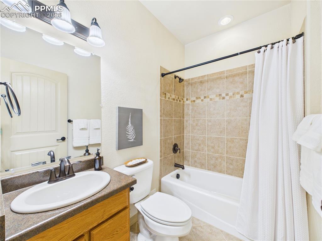 Image 39 of 50: Bathroom