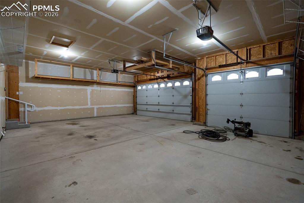 Image 43 of 50: Garage