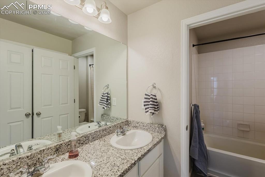 Image 35 of 46: Bathroom