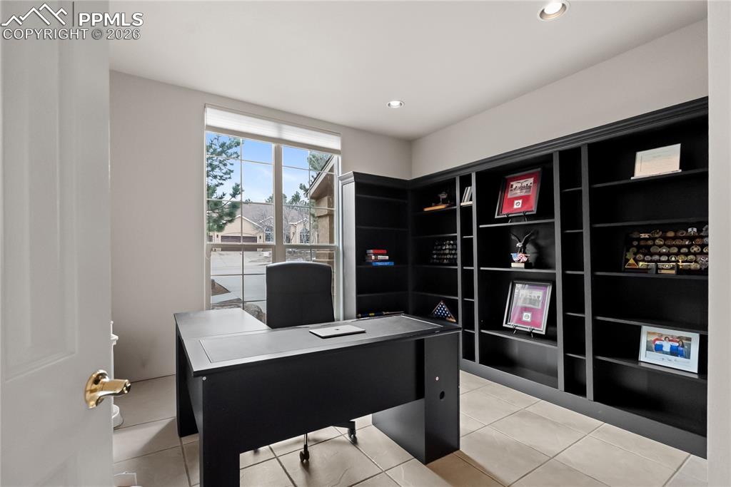 Image 10 of 40: Office