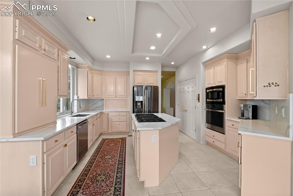 Image 11 of 40: Kitchen with quartz countertop, pantry, gas cooktop and docking drawer (cha