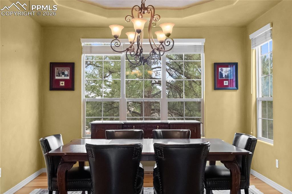 Image 7 of 40: Dining Area