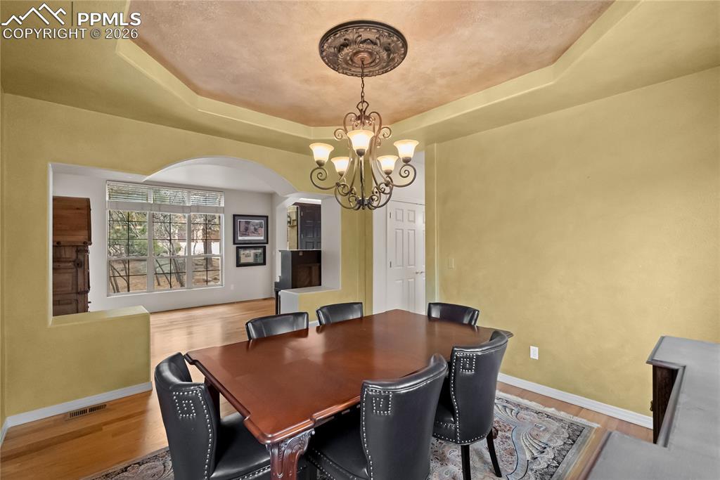 Image 8 of 40: Dining Area