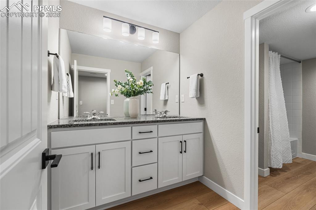 Image 25 of 29: Large Family Room with Wet-Bar and Walkout to Backyard