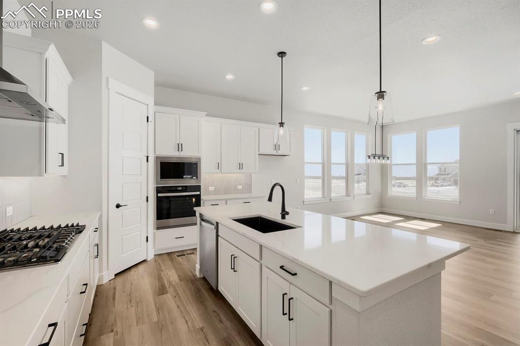 Image 10 of 28: Kitchen