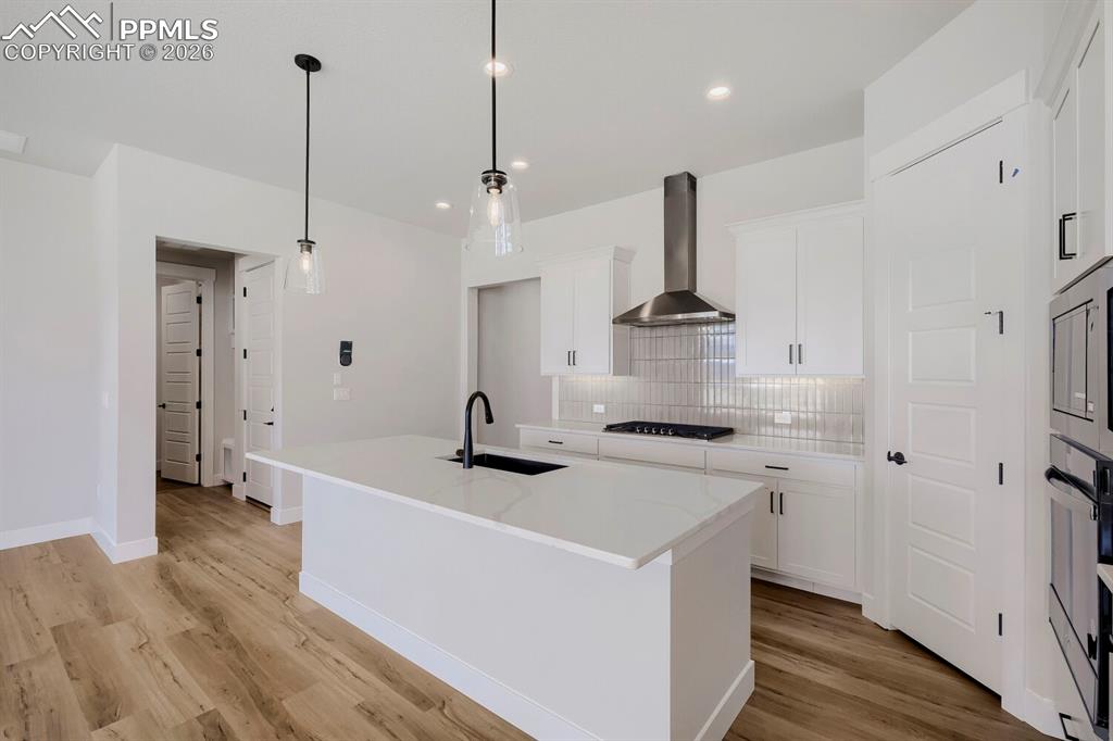 Image 11 of 28: Kitchen