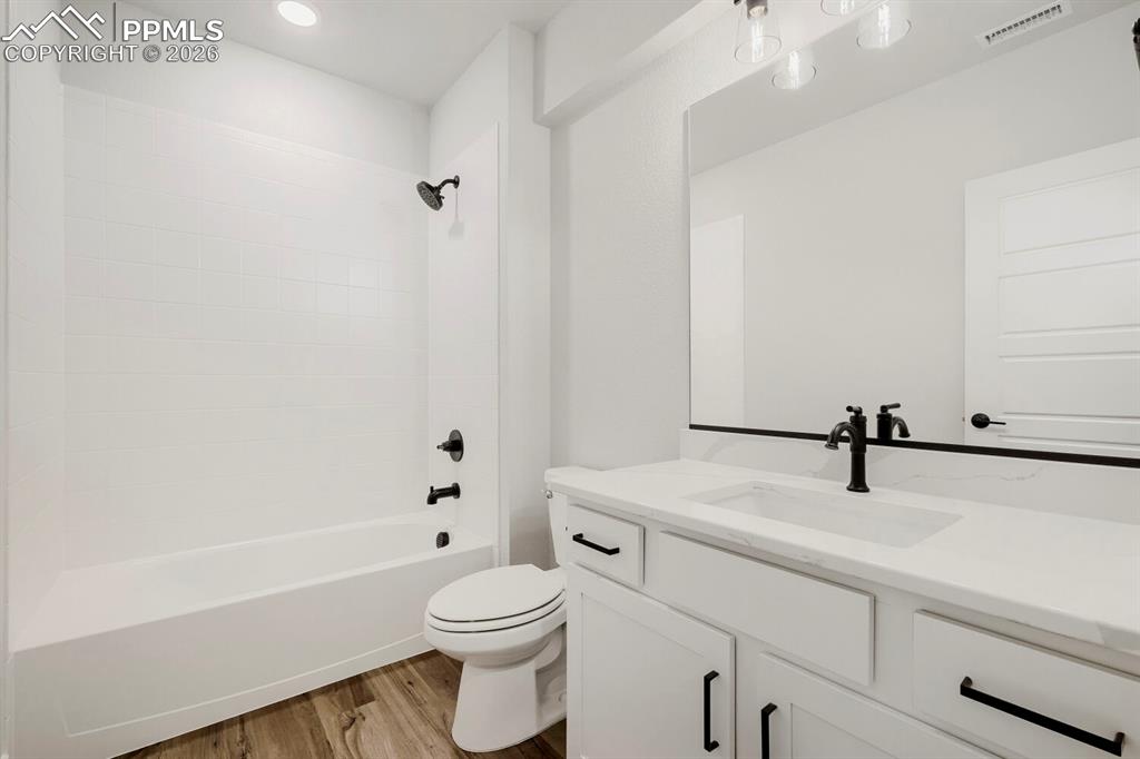 Image 25 of 28: Bathroom