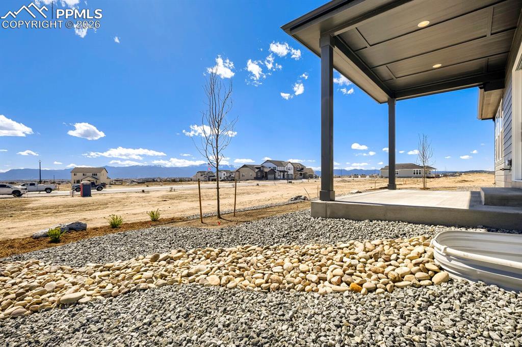 Image 27 of 28: Yard