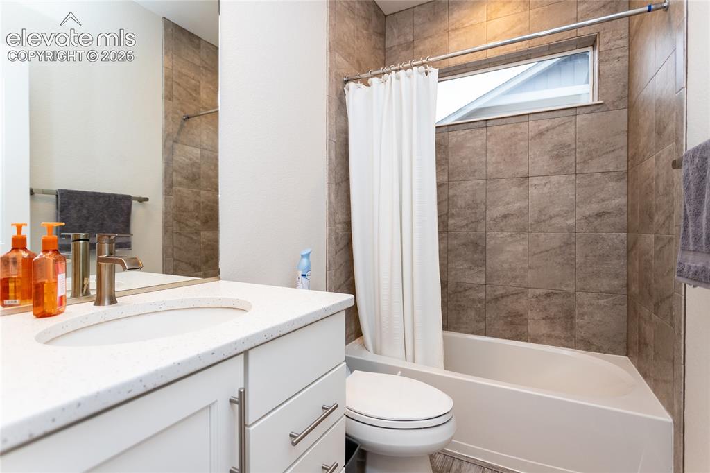 Image 16 of 50: Bathroom