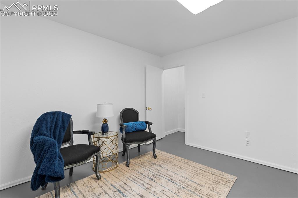 Image 20 of 37: Lower bedroom