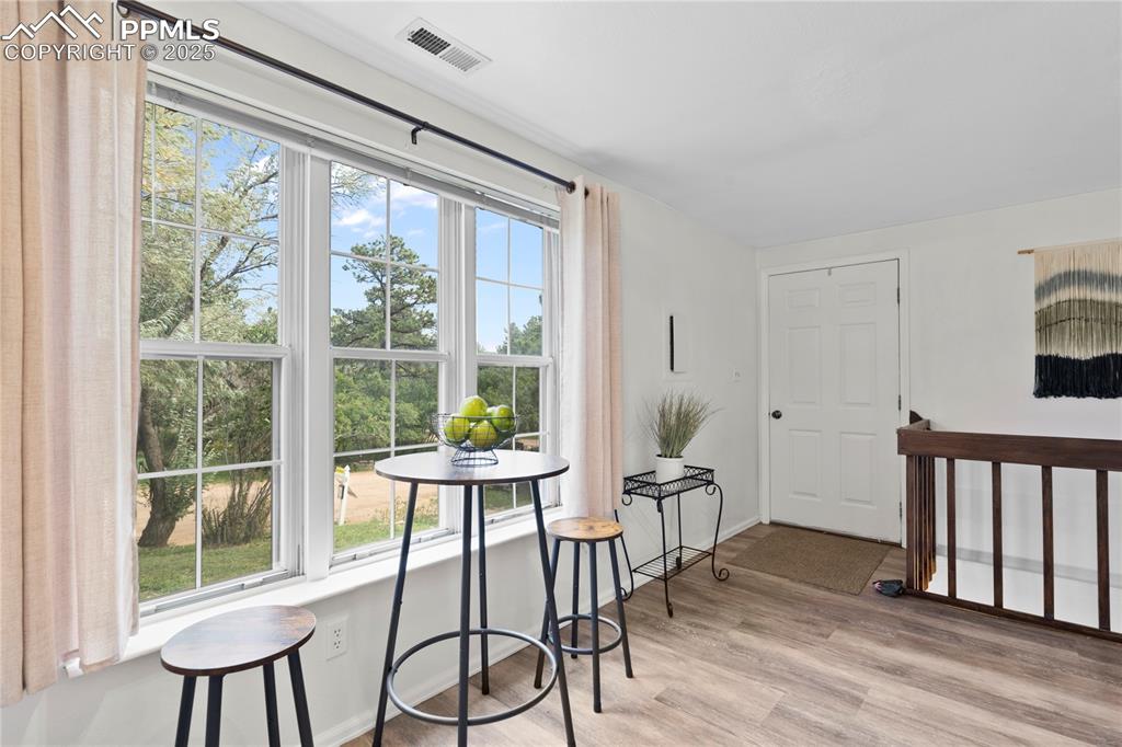 Image 4 of 37: Sunny Breakfast Area!