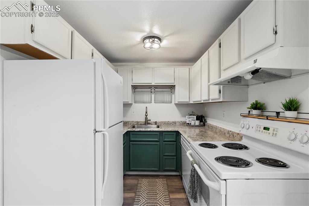 Image 5 of 37: All appliances included!