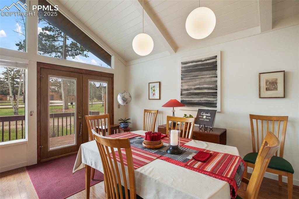 Image 14 of 41: Dining Area