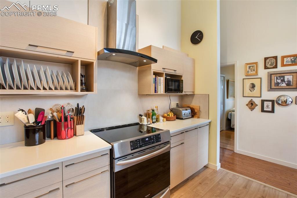 Image 16 of 41: Kitchen