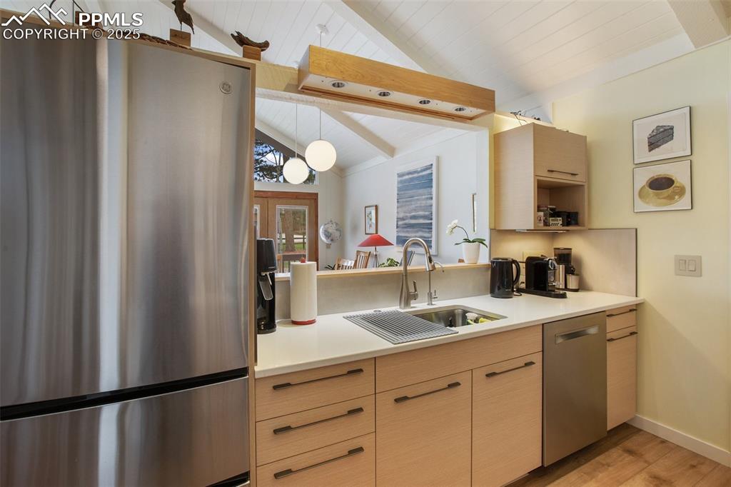 Image 17 of 41: Kitchen