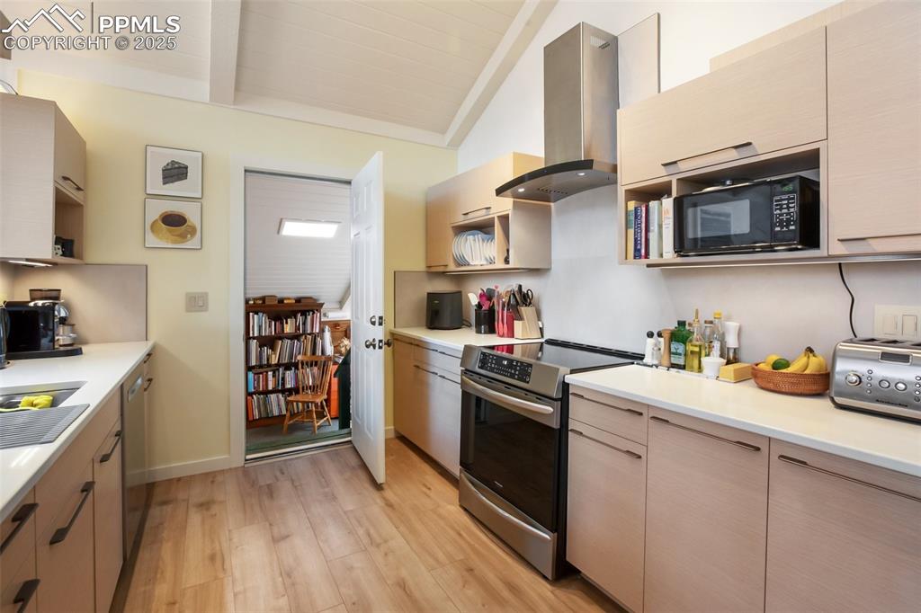 Image 18 of 41: Kitchen