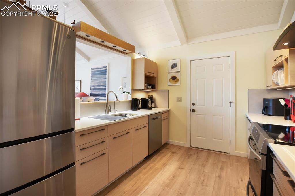 Image 19 of 41: Kitchen