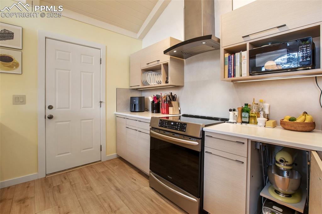Image 20 of 41: Kitchen