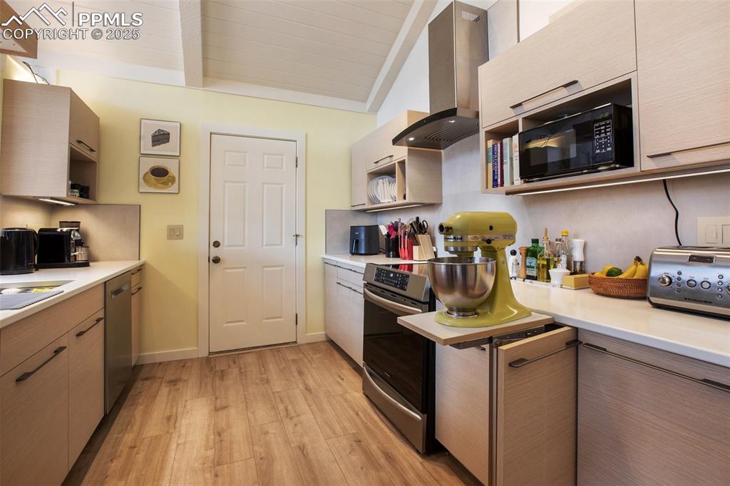 Image 21 of 41: Kitchen