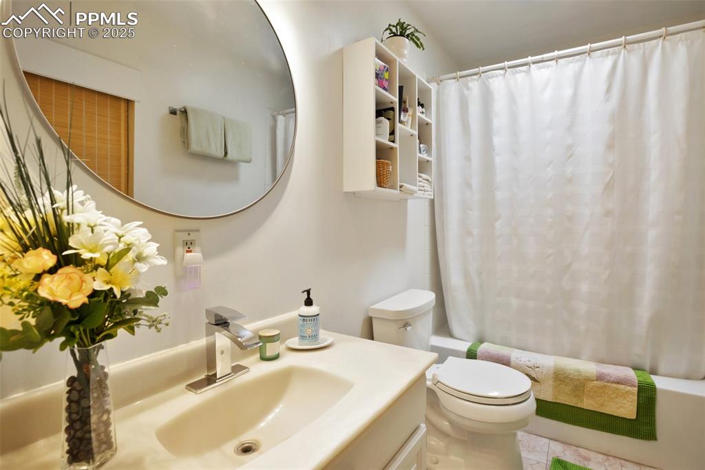 Image 31 of 41: Bathroom