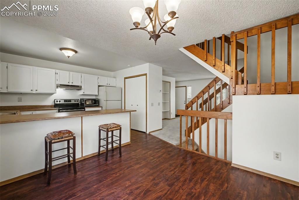 Image 10 of 40: Kitchen