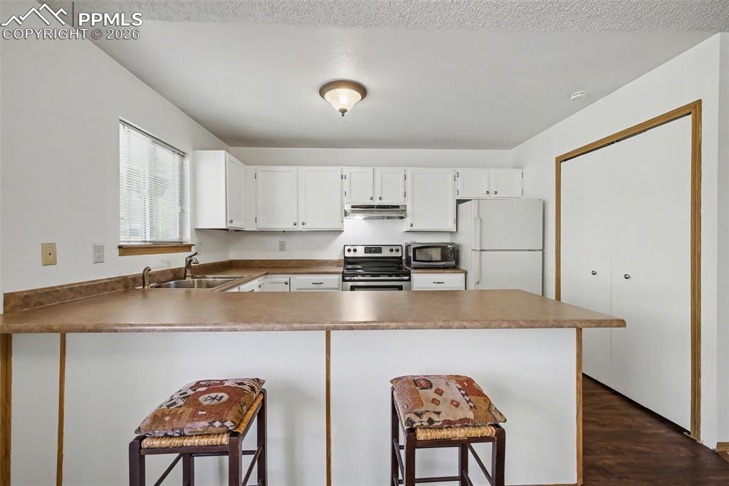 Image 15 of 40: Kitchen