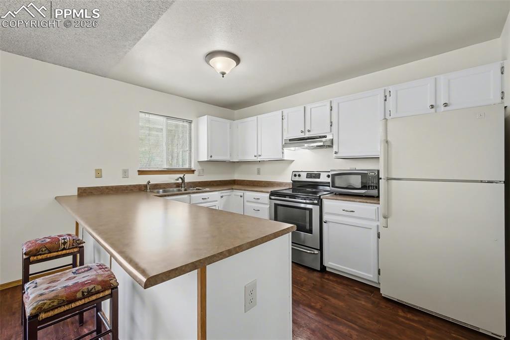 Image 16 of 40: Kitchen