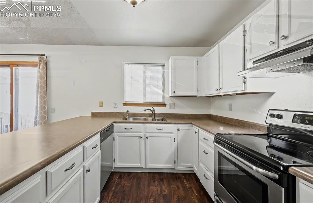 Image 17 of 40: Kitchen