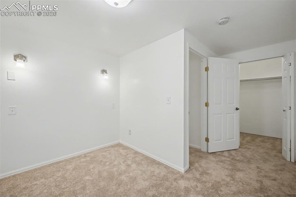 Image 32 of 40: Bedroom