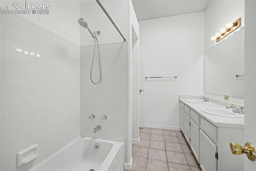 Image 33 of 40: Bathroom