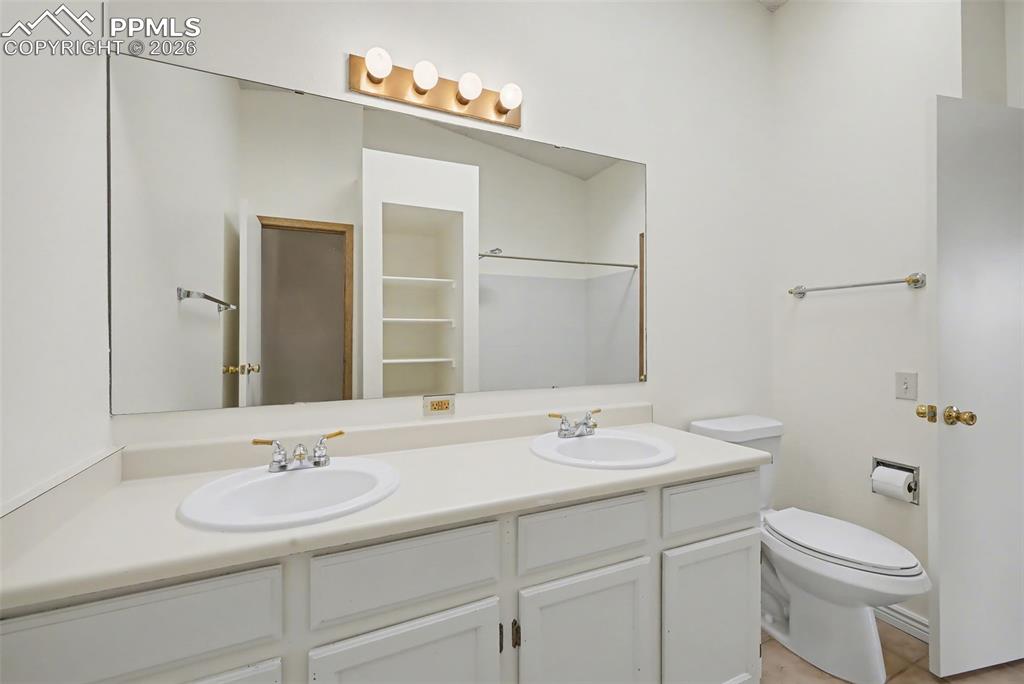 Image 34 of 40: Bathroom