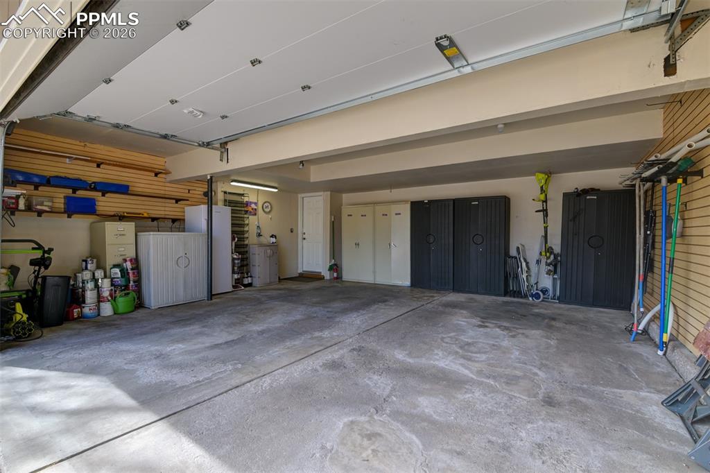 Image 7 of 41: View of garage