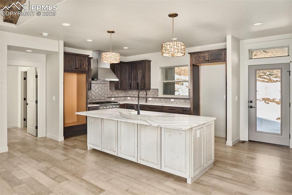 Image 2 of 6: Kitchen