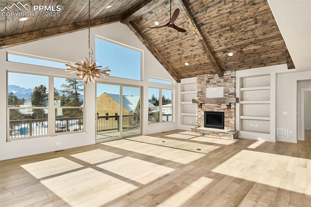 Image 4 of 6: Living Room