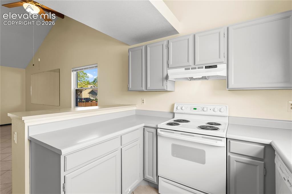 Image 10 of 32: Kitchen