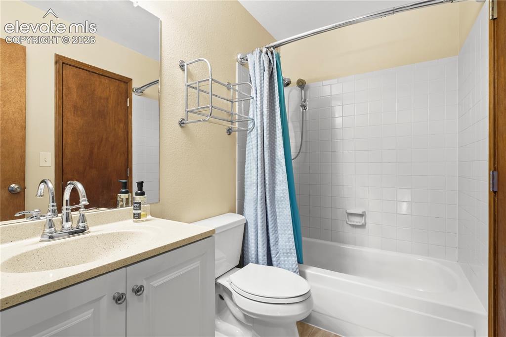 Image 16 of 32: Bathroom