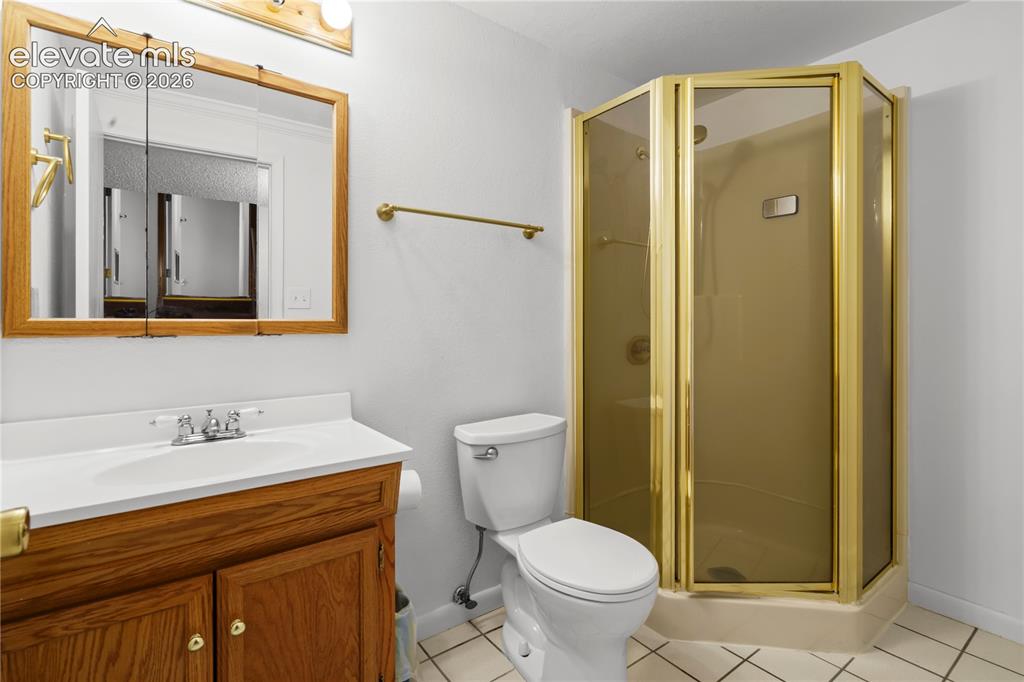 Image 23 of 32: Bathroom