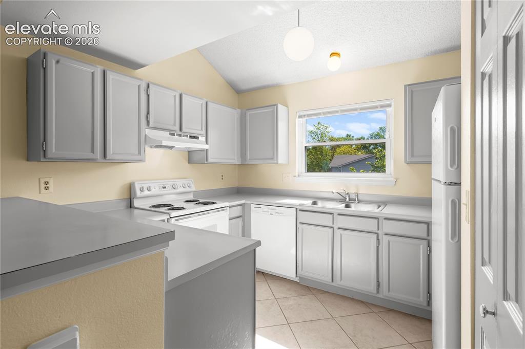 Image 25 of 32: Kitchen